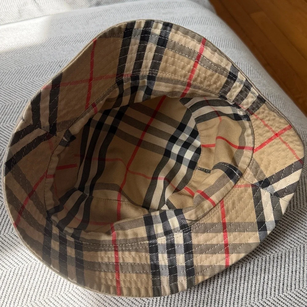 Burberry Khaki-Tan Bucket Hat with Subtle Logo Patch reversible - Picture 3 of 3